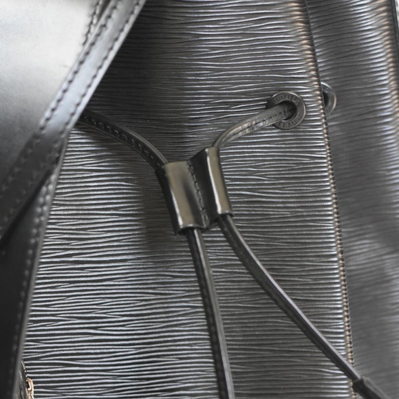 - 🖤RARE🖤 LV Large Epi Noir Sling Backpack - Picture 8 of 10